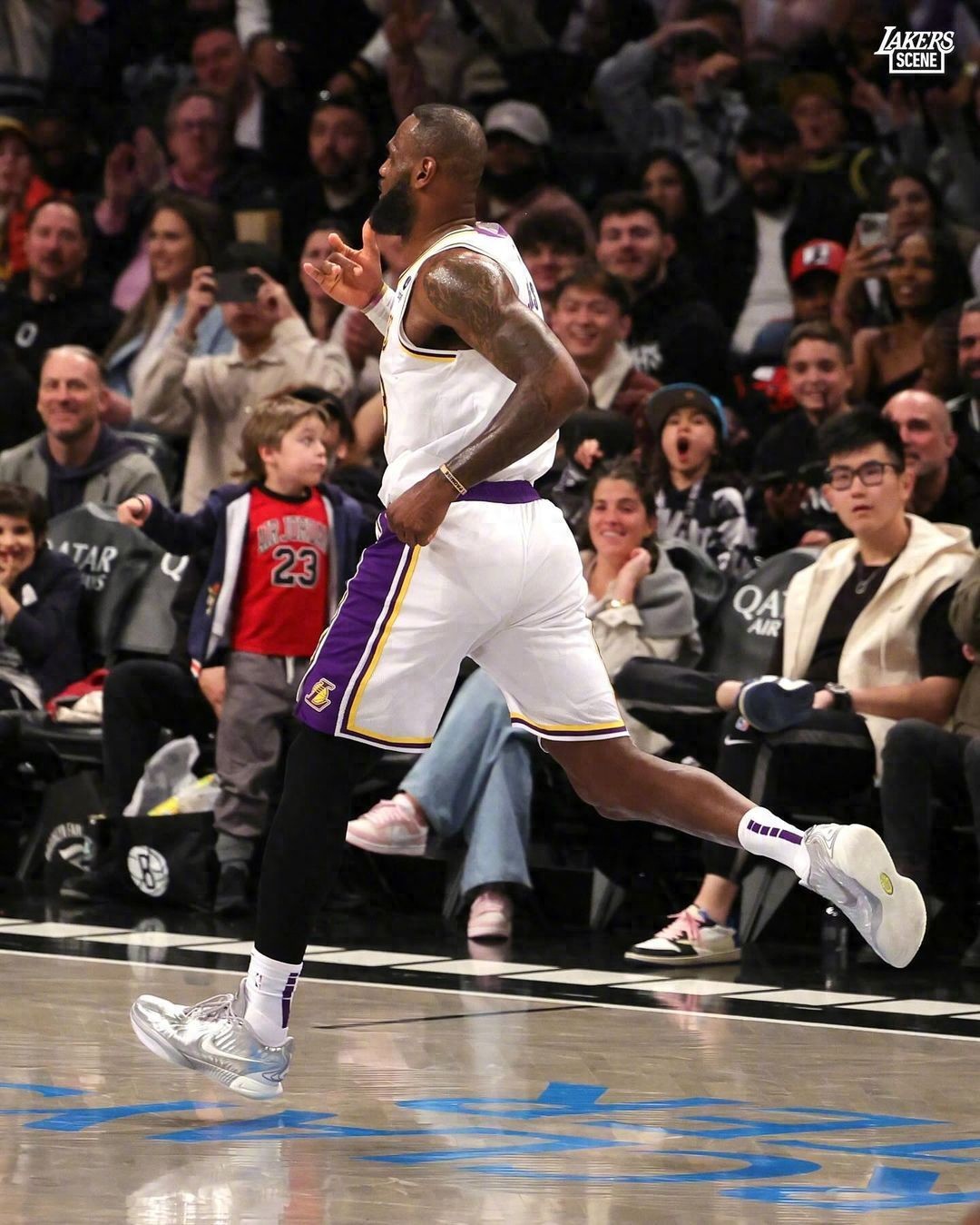 开云体育中国官网-凯尔特人逆转公牛，詹姆斯统治全场