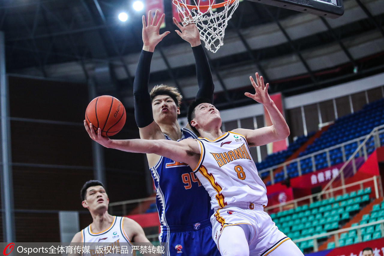 雷霆鏖战辽宁队，王哲林扛起全队